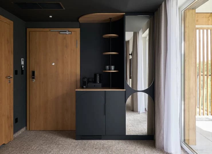 W pokojach 2-os. oraz studio z widokiem na góry jest balkon