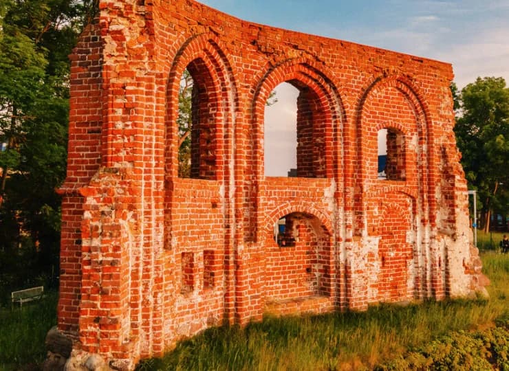 Villa Hoff znajduje się w Trzęsaczu, który słynie z ruin nadmorskiego kościółka