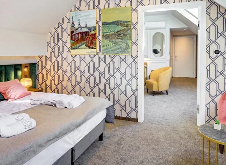 Apartamenty składają się z salonu oraz sypialni