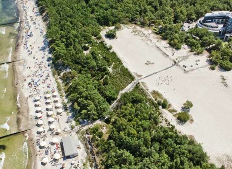 Zaledwie 80 metrów dzieli hotel od plaży