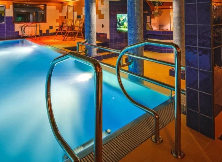 W strefie wodno-termalnej znajduje się basen, jacuzzi i sauny