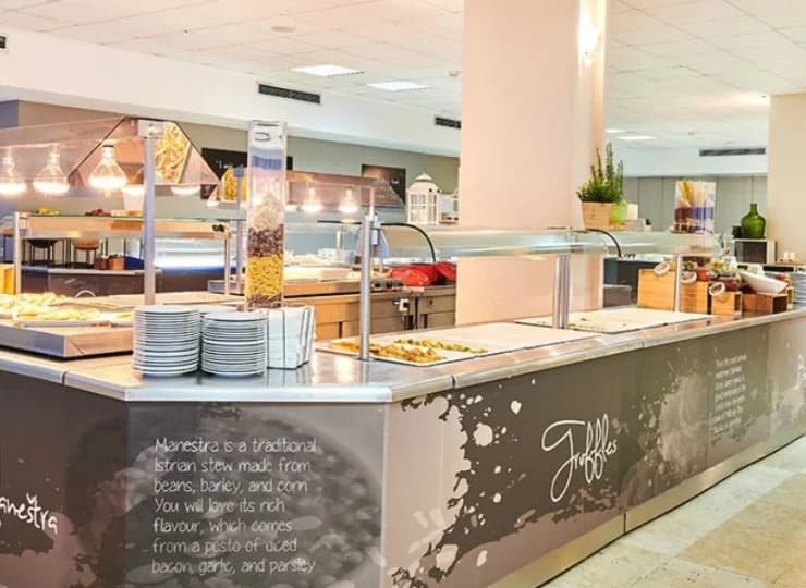 Codziennie w hotelowej restauracji podawane są pyszne śniadania i obiadokolacje