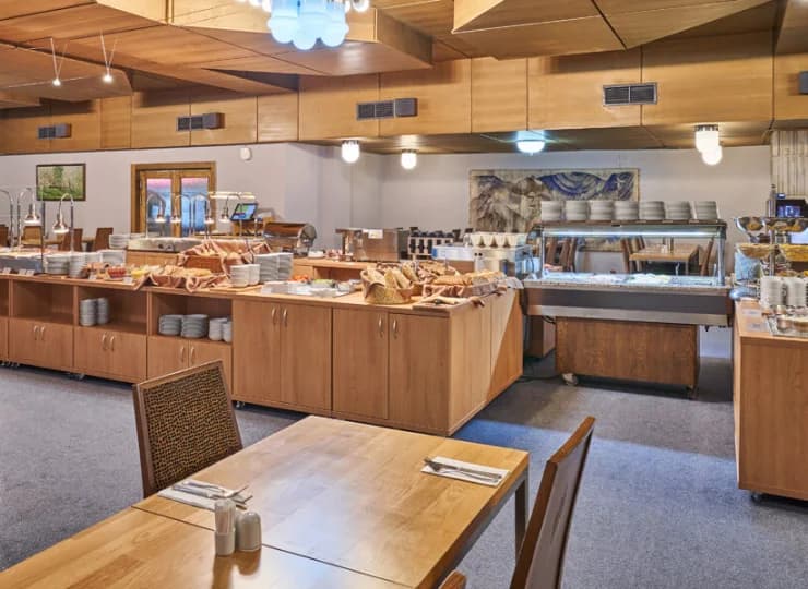 W hotelu znajdują się dwie restauracje, w tym bufetowa Restauracja Bohemia