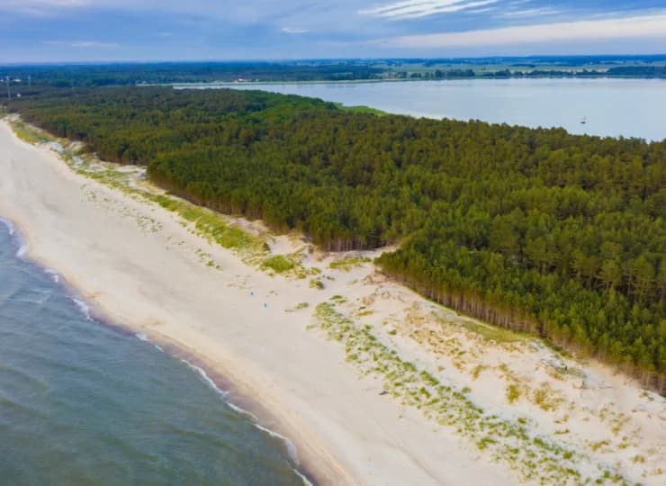 OWR Universal znajduje się w miejscowości Łazy, bezpośrednio przy plaży