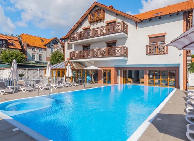 Hotel Kahlberg jest położony w Krynicy Morskiej