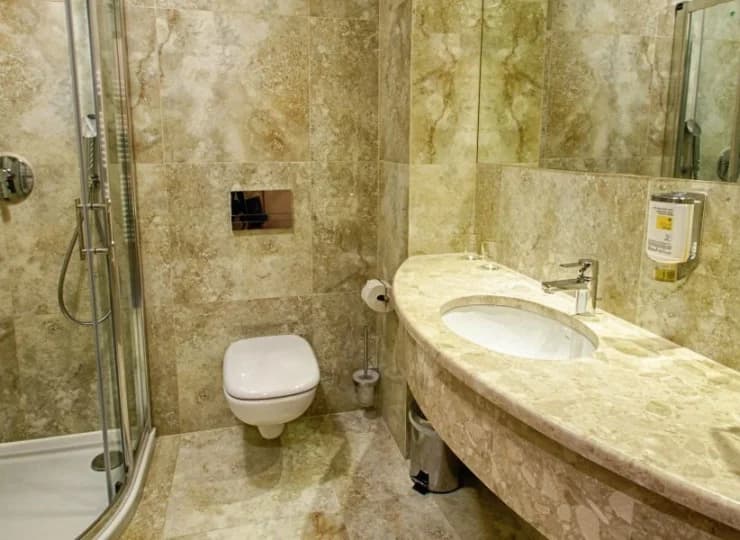 Komplet ręczników i kosmetyków czeka na każdego z gości