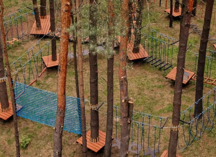 Pry hotelu działa mini park linowy dla dzieci