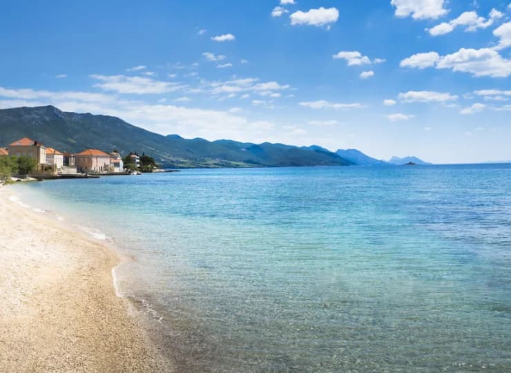Goście mogą korzystać z pięknej żwirowej plaży