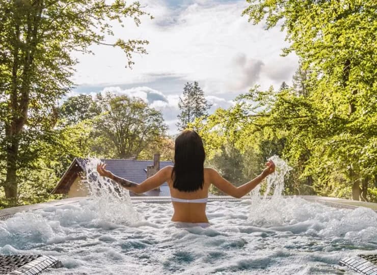 Zewnętrzne jacuzzi wspaniale odpręża i dodaje energii