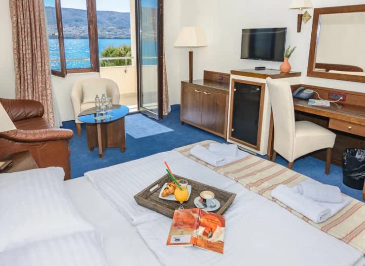 W każdym pokoju jest także mini bar oraz sejf
