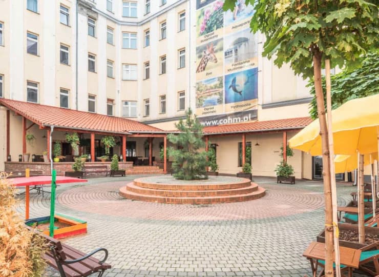 Obiekt posiada patio z piaskownicą i leżakami