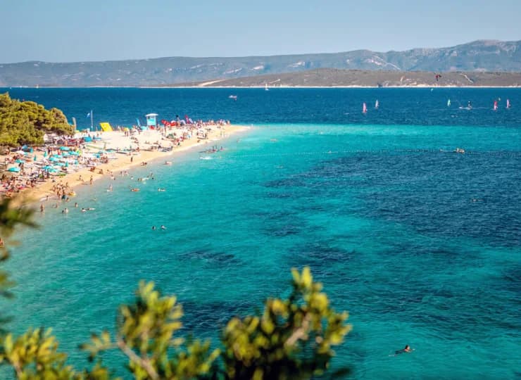 Okolica słynie z pięknych plaż i widoków na sąsiednią wyspę Hvar