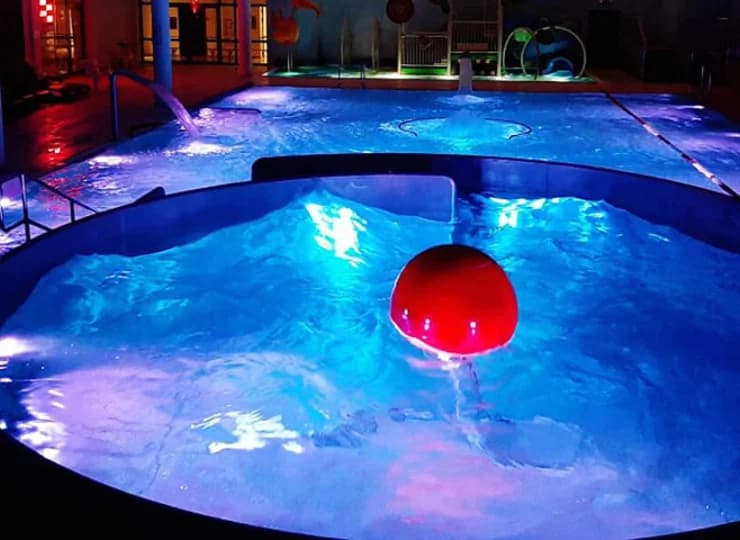 Jedną z głównych atrakcji aquaparku jest wave ball - kula tworząca fale