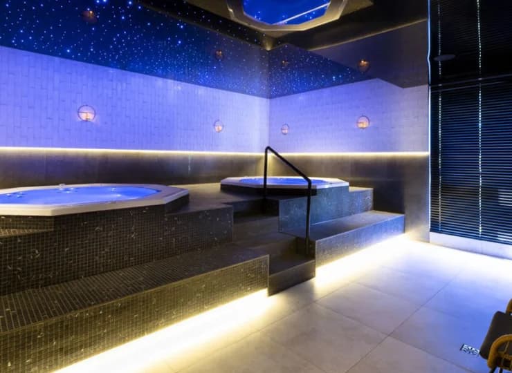 Resort z kameralną strefą wellness wyposażoną w tężnię solankową i jacuzzi
