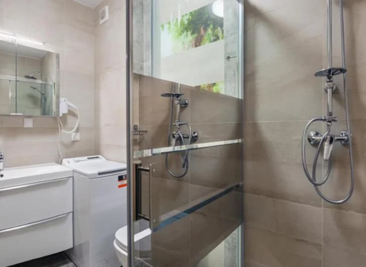 Każdy apartament posiada łazienkę z kabiną prysznicową