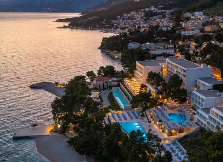Hotel położony jest bezpośrednio przy plaży