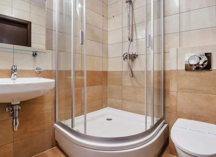 W łazience zamontowano kabinę prysznicową