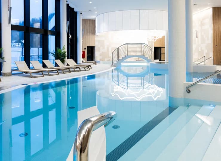 Hotel posiada przestronną strefę basenową