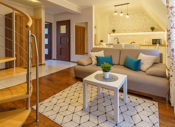 W każdym apartamencie jest też pojemna szafa oraz stolik kawowy