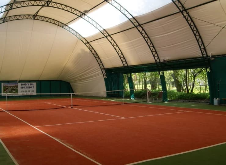 Na terenie hotelu mieści się boisko do tenisa
