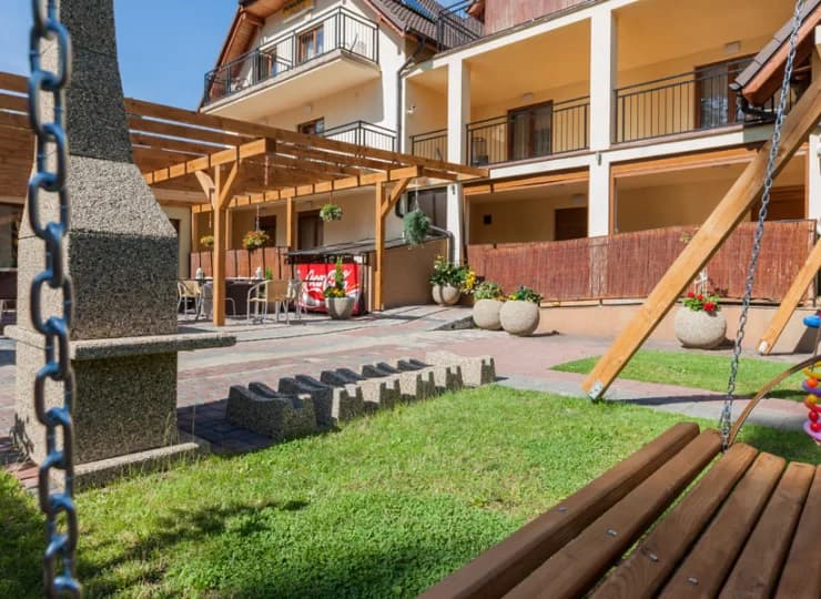 Dla dzieci przygotowano plac zabaw, można skorzystać także z grilla