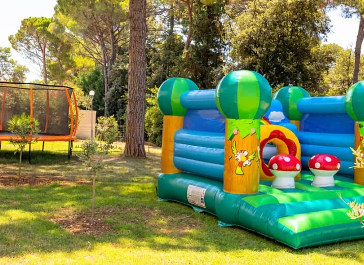Dzieci mogą tu szaleć na dmuchańcach, trampolinie, placu zabaw