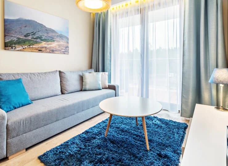 W każdym apartamencie zaaranżowana jest strefa dzienna z rozkładaną kanapą