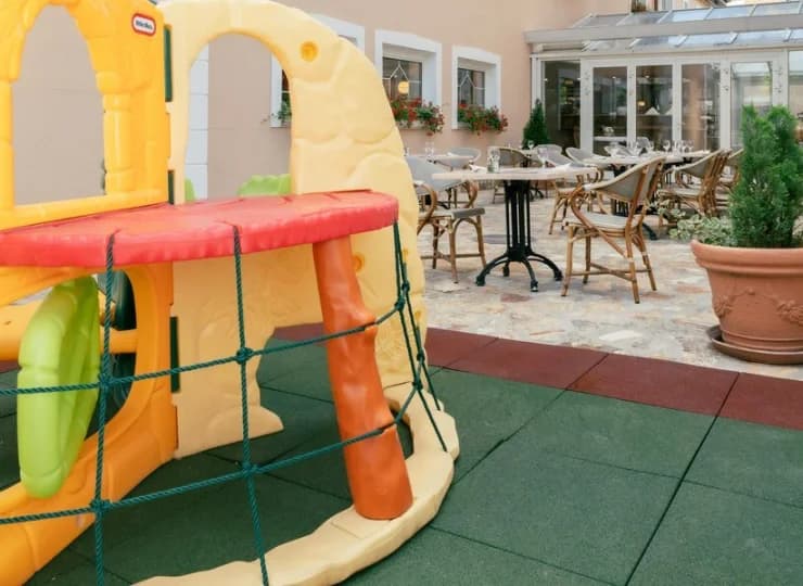 Na tarasie przygotowano kącik zabaw dla dzieci