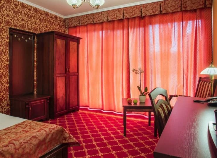 Wygodnie urządzone pokoje są klimatyzowane i posiadają balkon
