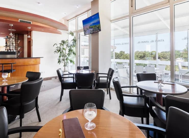 Lobby bar oferuje także stoliki na tarasie