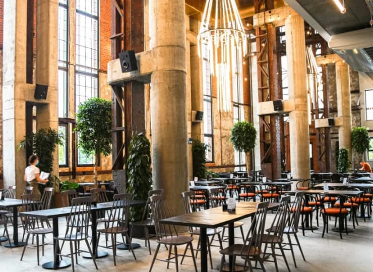 Śniadania są organizowane w restauracji z ogromnymi oknami, sięgającymi sufitu