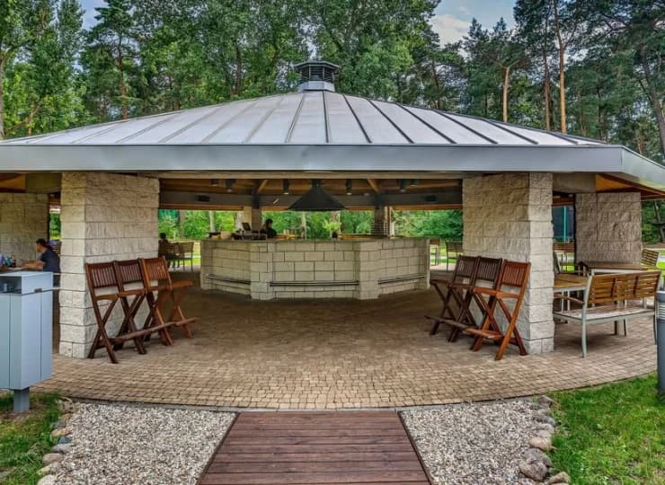 W ogrodzie przygotowano miejsce i na grilla, i na ognisko