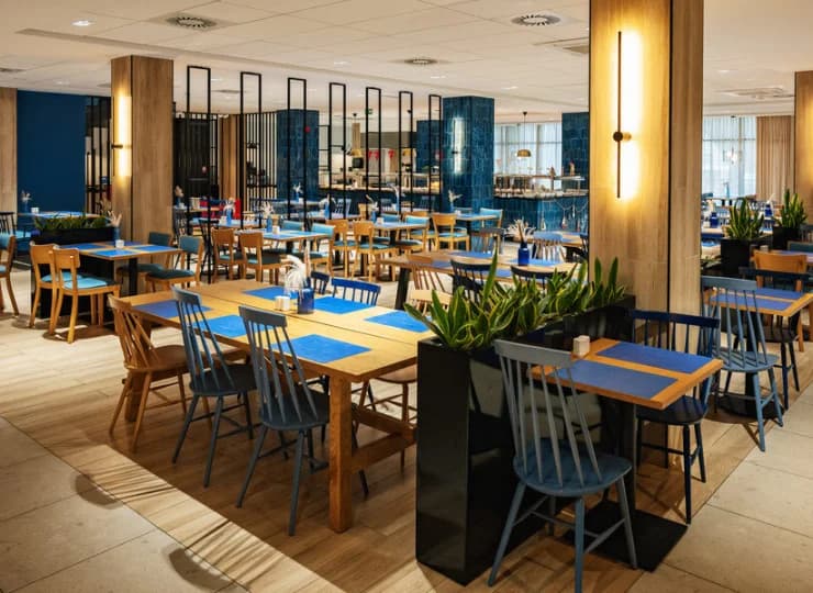 Restauracja jest przestronna i nowocześnie urządzona