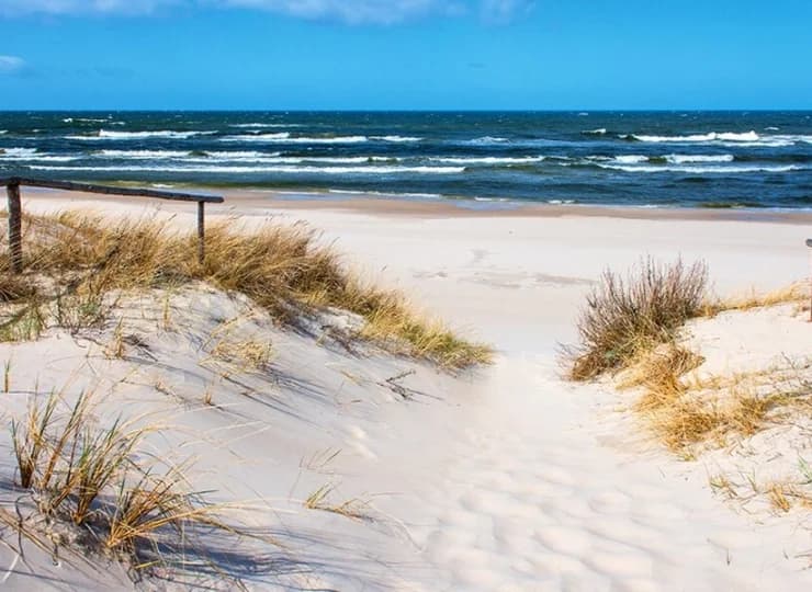 Piaszczyste plaże w Dźwirzynie są atrakcją samą w sobie