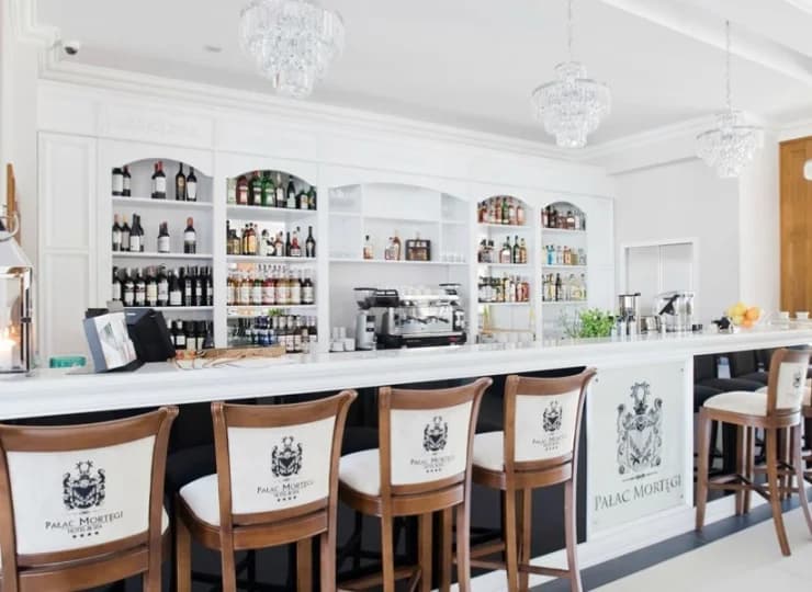 Dostępny jest także bar i bogata karta win