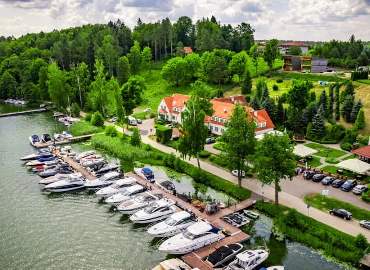 Hotel Amax *** jest położony nad samym brzegiem Jeziora Mikołajskiego