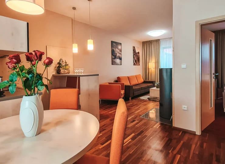 Hotel Crocus oferuje zakwaterowanie w apartamentach z odrębnymi sypialniami
