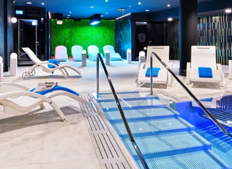 Sercem strefy Wellness jest kryty basen z hydromasażem oraz słoneczne leżaki