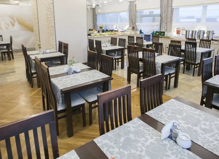 Posiłki je się w przestronnej sali restauracyjnej