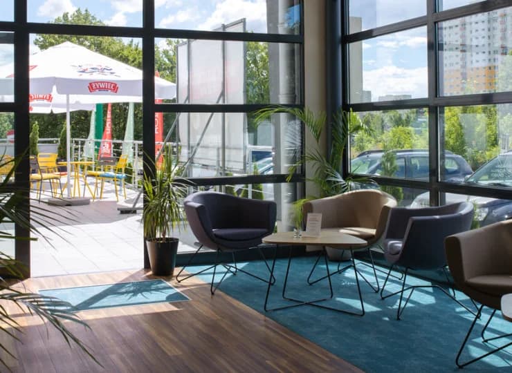 Hotel posiada nowoczesne lobby z wyjściem na taras