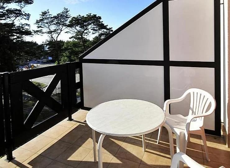 Niektóre pokoje mają umeblowany balkon