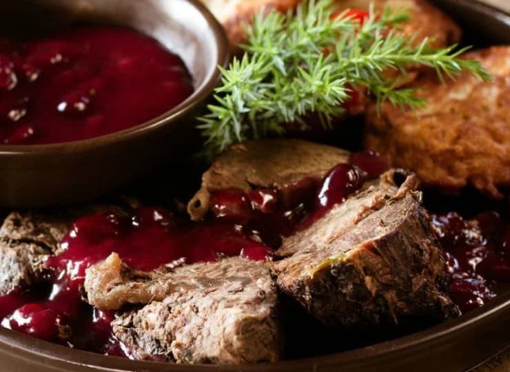 Oprócz kuchni kresowej w menu znalazły się doskonałe mięsa, ryby, sałatki i sery