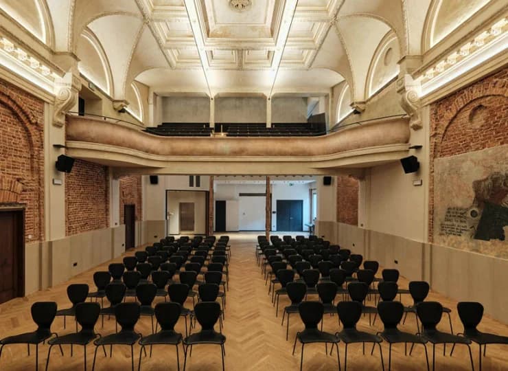 W hotelu mieści się także elegancka sala teatralno-kinowa
