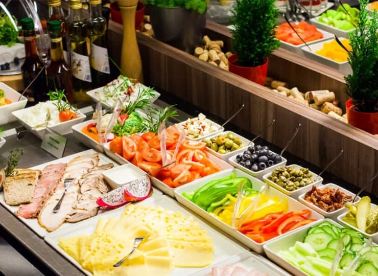 Śniadania są podawane w formie urozmaiconego bufetu