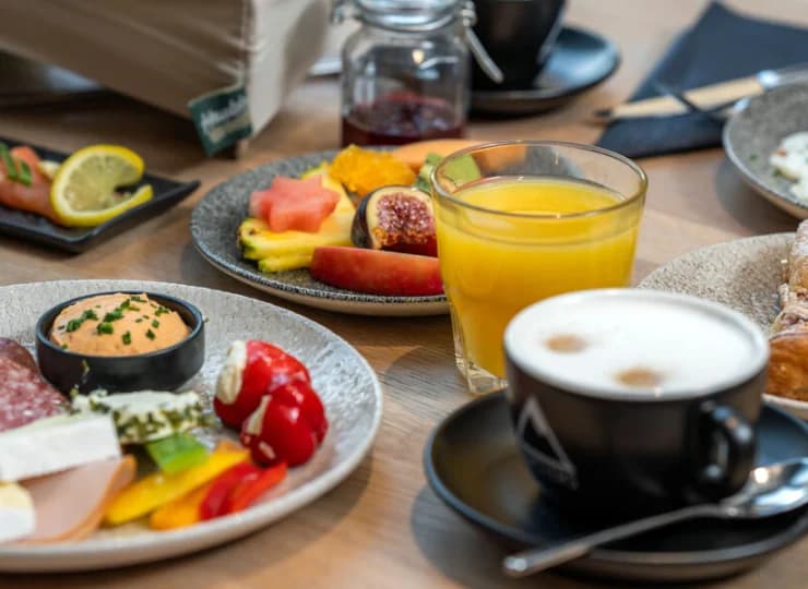 Goście hotelowi mogą także liczyć na smaczne śniadania i obiadokolacje