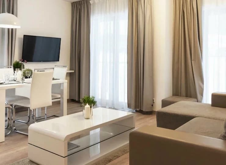 W części wypoczynkowej znajduje się sofa