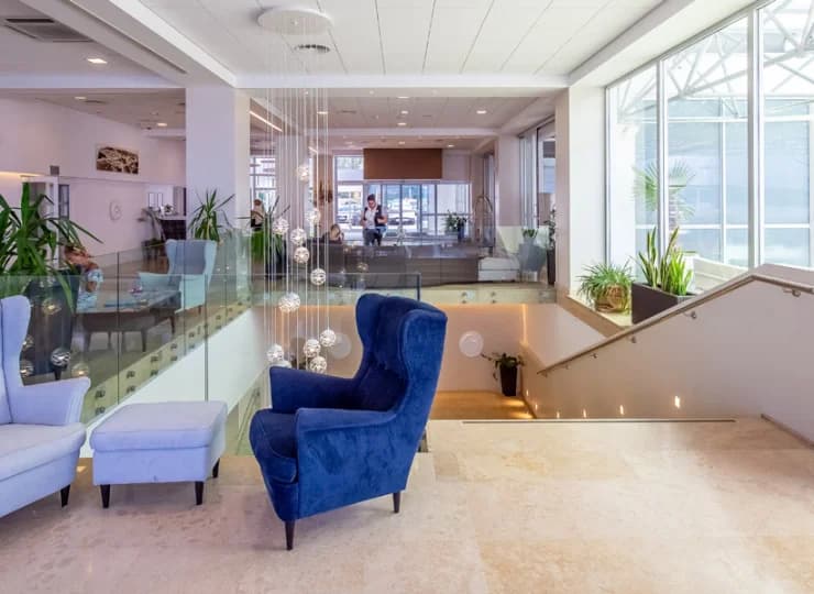 Hotelowe lobby pełne jest przyjemnych miejsc, by przysiąść