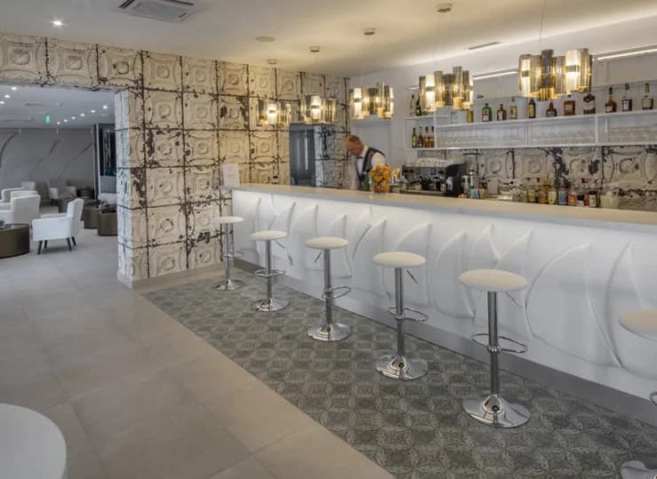 W hotelu mieści się także elegancki bar