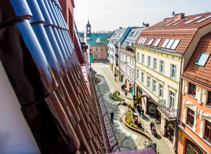 Z balkonów rozciąga się widok na świnoujskie kamieniczki