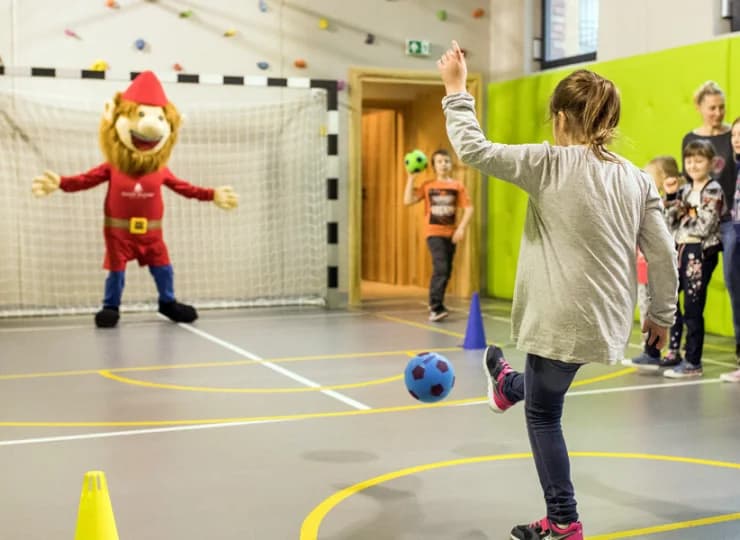 W sali sportowej często są organizowane różne zajęcia i zawody